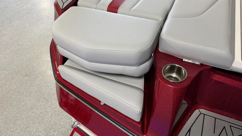 Slide: The Image of MasterCraft XT22 2026 - 15