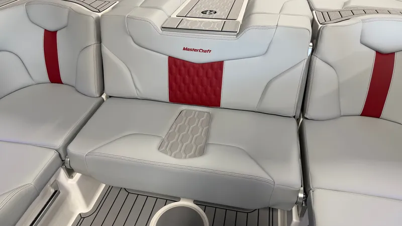 Slide: The Image of MasterCraft XT22 2026 - 32
