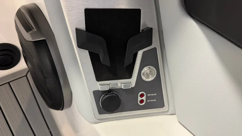 Slide: The Image of MasterCraft XT22 2026 - 86