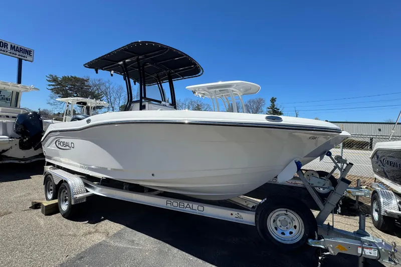The Image of Robalo R200 Center Console 2026 - undefined