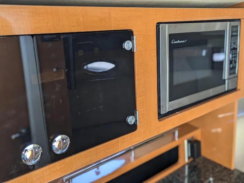 Slide: The Image of Chaparral Signature 270 2011 kitchen area with microwave and storage cabinets. - 32