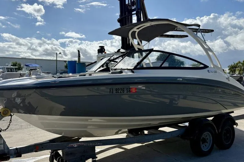 Slide: The Image of 2020 Yamaha Boats AR210 on trailer under sunny sky. - 15