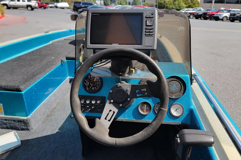 Slide: The Image of 1995 Champion 181 SC boat dashboard with steering wheel and Garmin GPS system. - 6