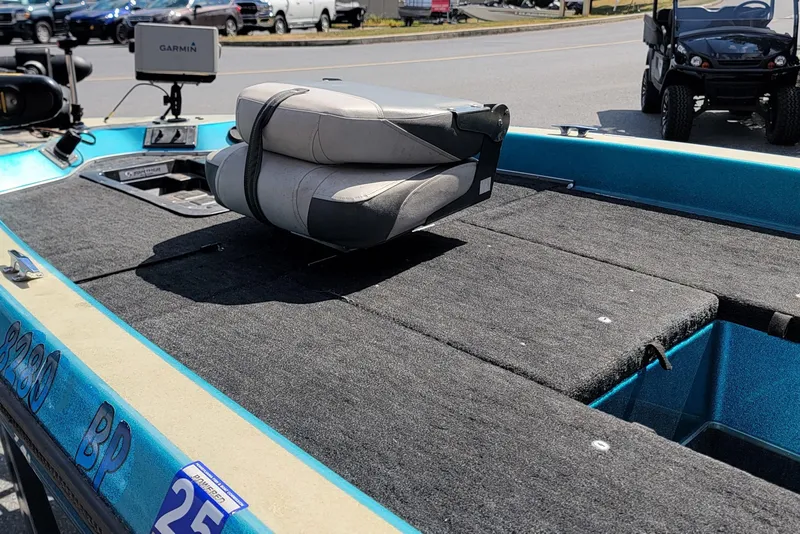 Slide: The Image of 1995 Champion 181 SC boat interior with Garmin device and cushioned seat. - 9