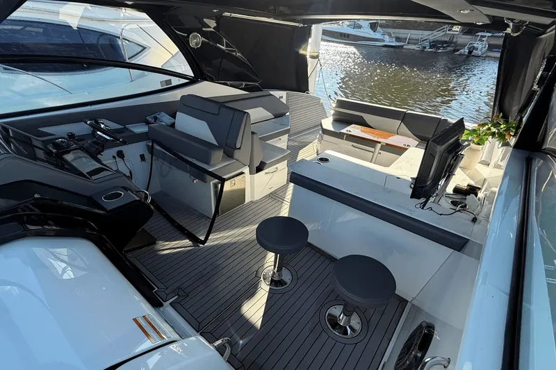 Slide: The Image of Cruisers 38 GLS 2020 - 7