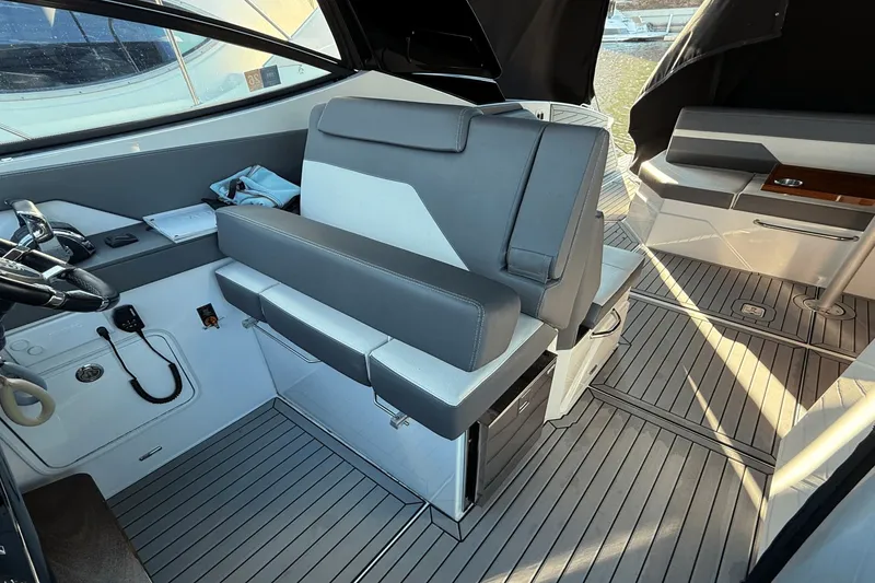 Slide: The Image of Cruisers Yachts 38 GLS 2020 - 18