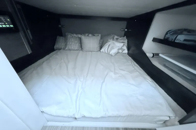 Slide: The Image of Cruisers Yachts 38 GLS 2020 - 20