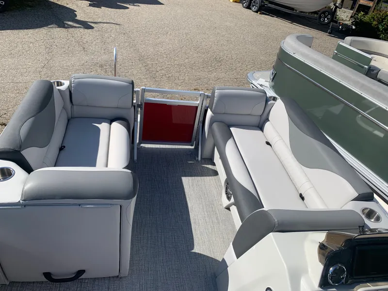 Slide: The Image of Avalon Venture Cruise 17' 2023 - 11