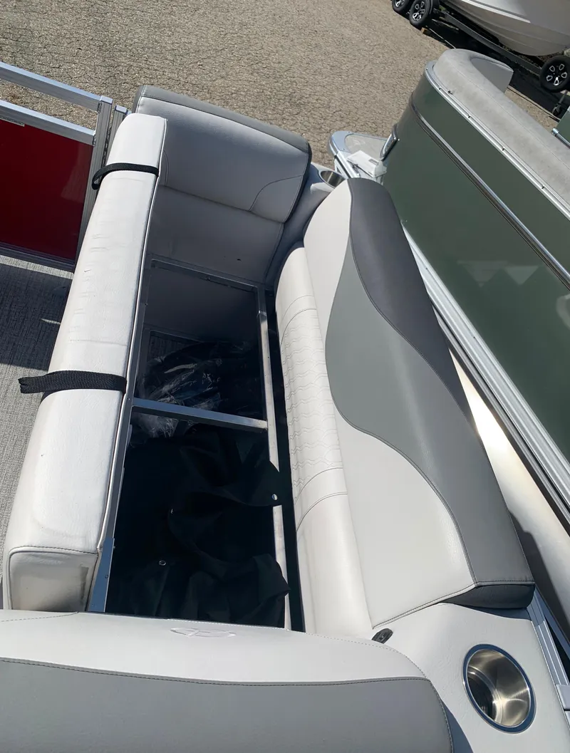 Slide: The Image of Avalon Venture Cruise 17' 2023 - 18