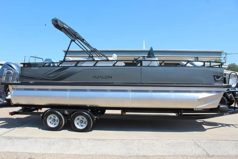 Slide: The Image of 2026 Avalon Venture 85 Center Console Fish, 23 FT boat on trailer, side view. - 4