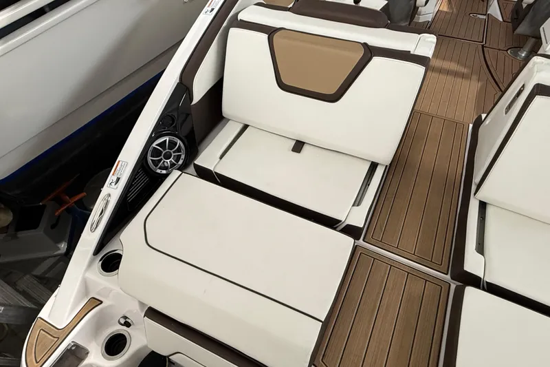 Slide: The Image of 2023 Yamaha Boats 252SD interior with white and brown seating, teak flooring. - 18