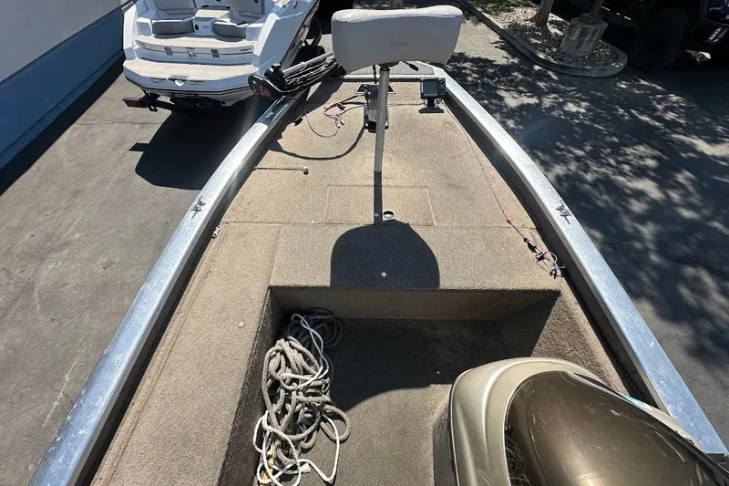 Slide: The Image of 2001 Bass Tracker Pro Team 175 boat interior with seat and rope on deck. - 20