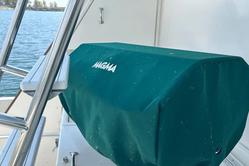 Slide: The Image of Hatteras 60 CONTERTIBLE 1984 - 11