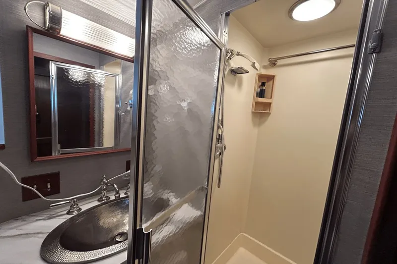 Slide: The Image of Hatteras 60 CONTERTIBLE 1984 - 31