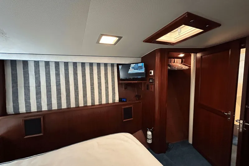 Slide: The Image of Hatteras 60 CONTERTIBLE 1984 - 37