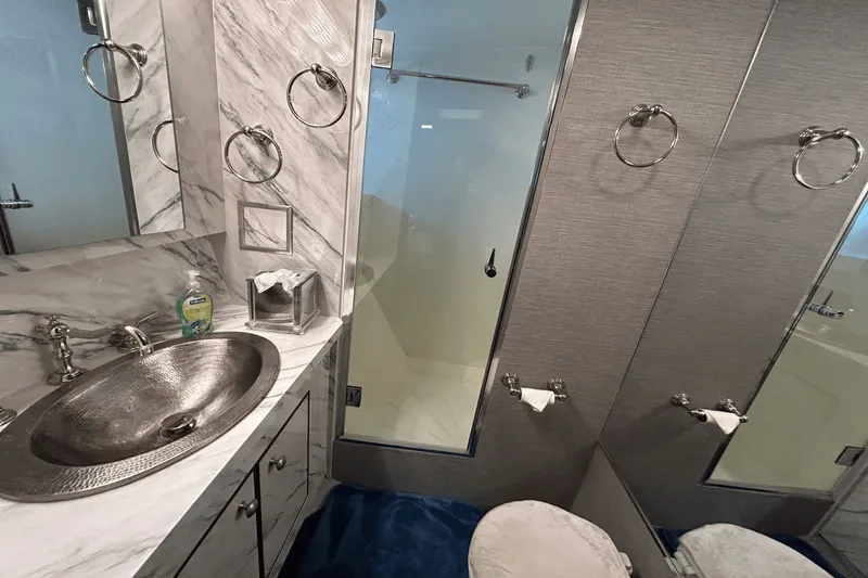 Slide: The Image of Hatteras 60 CONTERTIBLE 1984 - 38