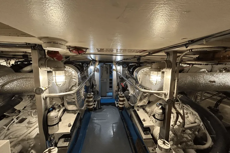 Slide: The Image of Hatteras 60 CONTERTIBLE 1984 - 47