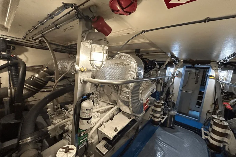 Slide: The Image of Hatteras 60 CONTERTIBLE 1984 - 50