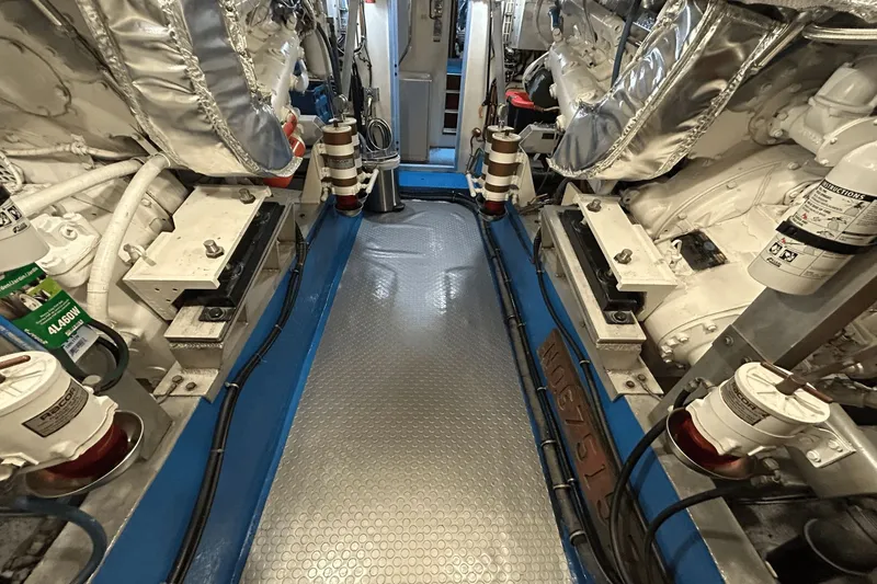 Slide: The Image of Hatteras 60 CONTERTIBLE 1984 - 51