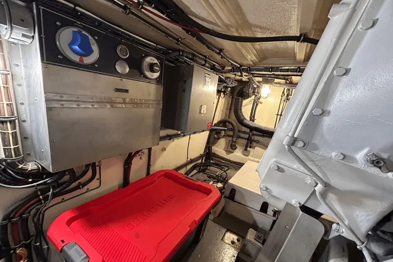 Slide: The Image of Hatteras 60 CONTERTIBLE 1984 - 52