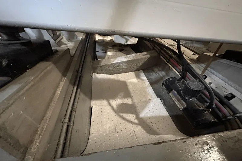 Slide: The Image of Hatteras 60 CONTERTIBLE 1984 - 55