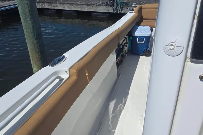 Slide: The Image of Yamaha display showing trip data: 610.8 gallons used, 1261 miles, 156.9 hours. Sea Hunt Ultra 255 SE. - 10