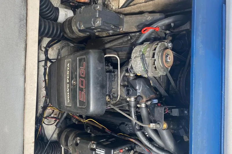 Slide: The Image of 1998 Glastron/Carlson GS225 boat engine, featuring a Volvo Penta 5.0 GL motor. - 6