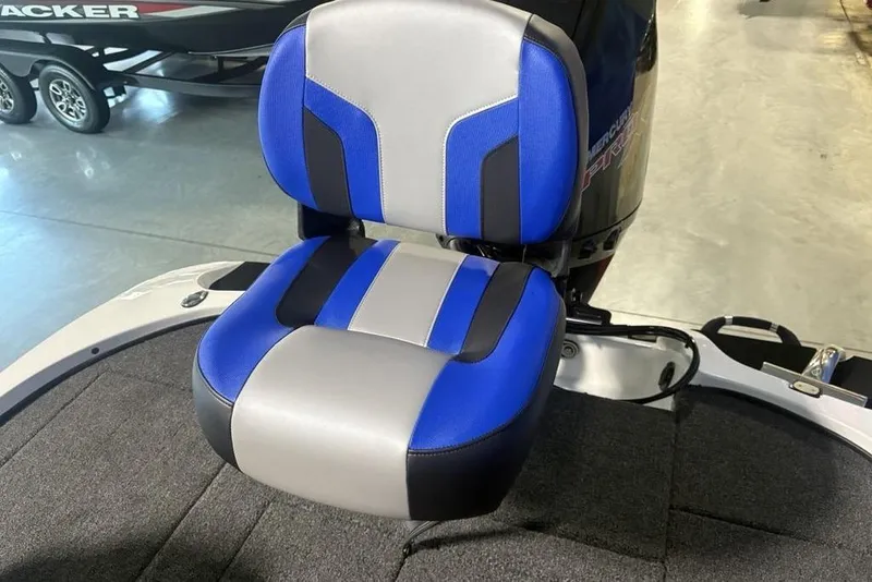 Slide: The Image of Blue and gray seat on a 2026 Nitro Z18 Pro boat. - 32