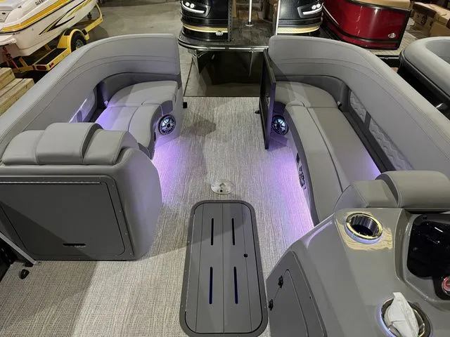 Slide: The Image of SunCatcher Fusion Series 322RC W/Yamaha 200 "SHO" No Trailer 2025 - 11