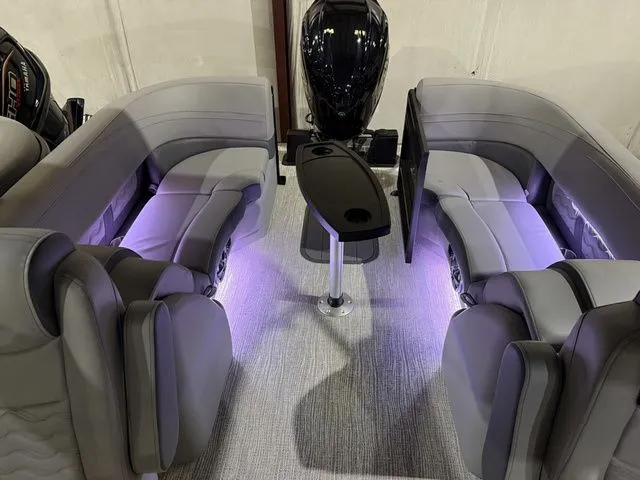 Slide: The Image of SunCatcher Fusion Series 322RC W/Yamaha 200 "SHO" No Trailer 2025 - 17