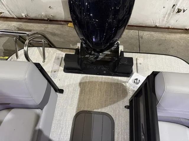 Slide: The Image of SunCatcher Fusion Series 322RC W/Yamaha 200 "SHO" No Trailer 2025 - 18