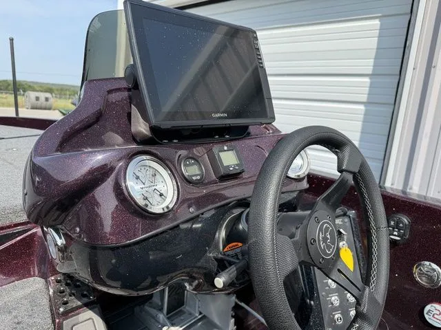 Slide: The Image of Phoenix Bass Boat 21 XE Demo 2025 - 12