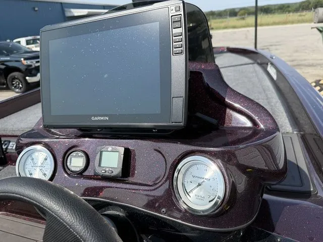 Slide: The Image of Phoenix Bass Boat 21 XE Demo 2025 - 13