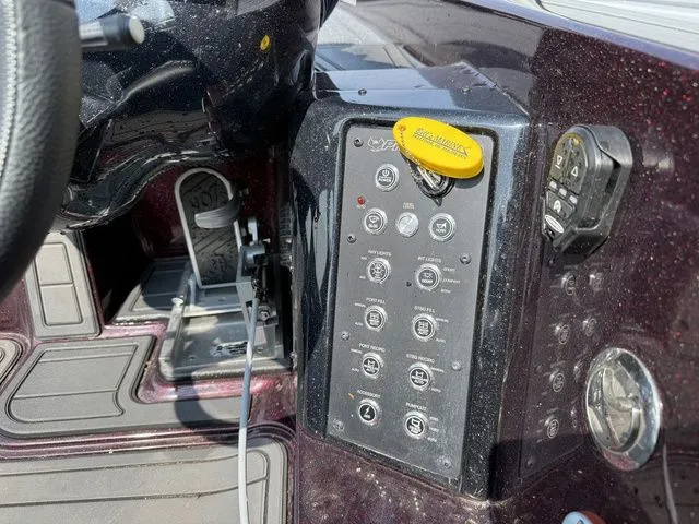 Slide: The Image of Phoenix Bass Boat 21 XE Demo 2025 - 14