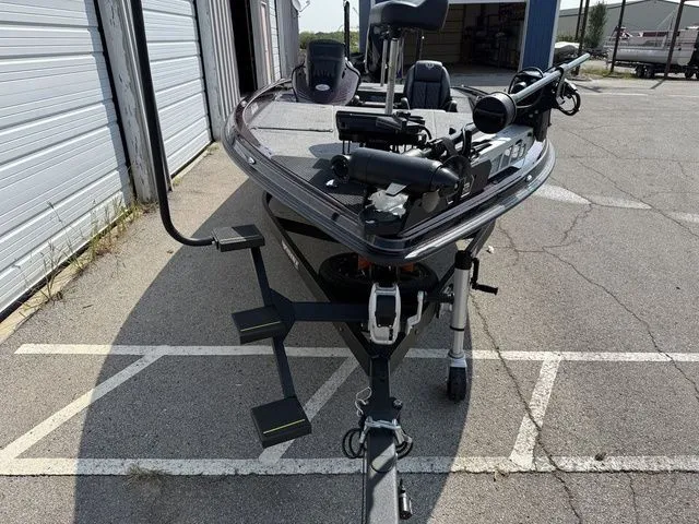 Slide: The Image of Phoenix Bass Boat 21 XE Demo 2025 - 6