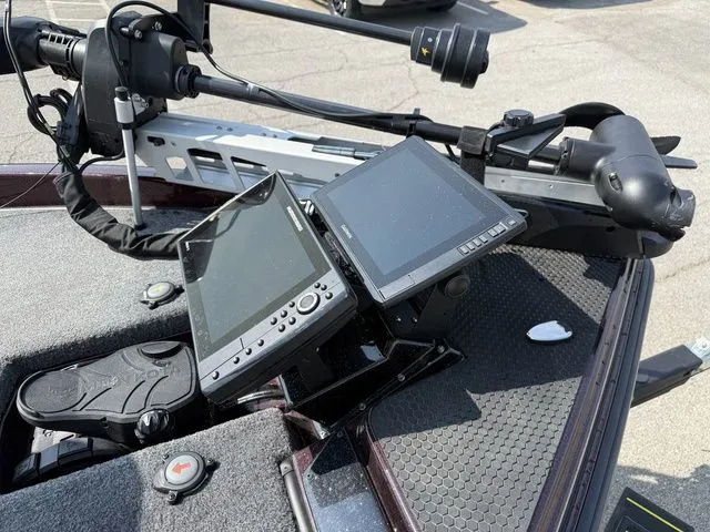 Slide: The Image of Phoenix Bass Boat 21 XE Demo 2025 - 8