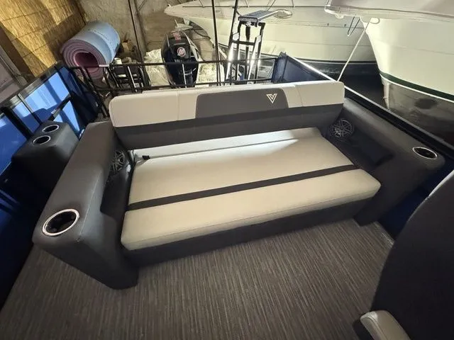 Slide: The Image of Viaggio By Misty Harbor X22S Tri-Toon (27" Tubes) 2026 - 18