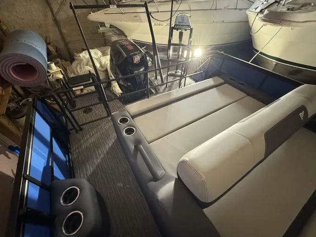 Slide: The Image of Viaggio By Misty Harbor X22S Tri-Toon (27" Tubes) 2026 - 31