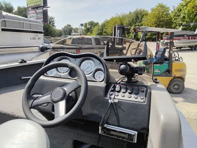 Slide: The Image of Alumacraft Classic 165 Side Console 2005 - 9