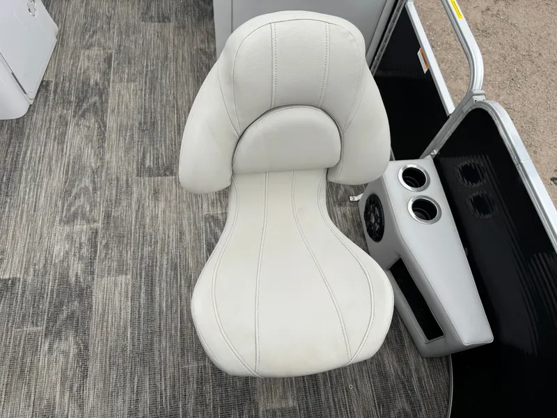 Slide: The Image of Sweetwater 2086 FX Pontoon 2021 - 16