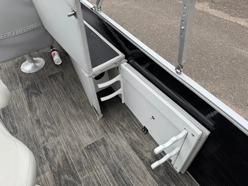 Slide: The Image of Sweetwater 2086 FX Pontoon 2021 - 42