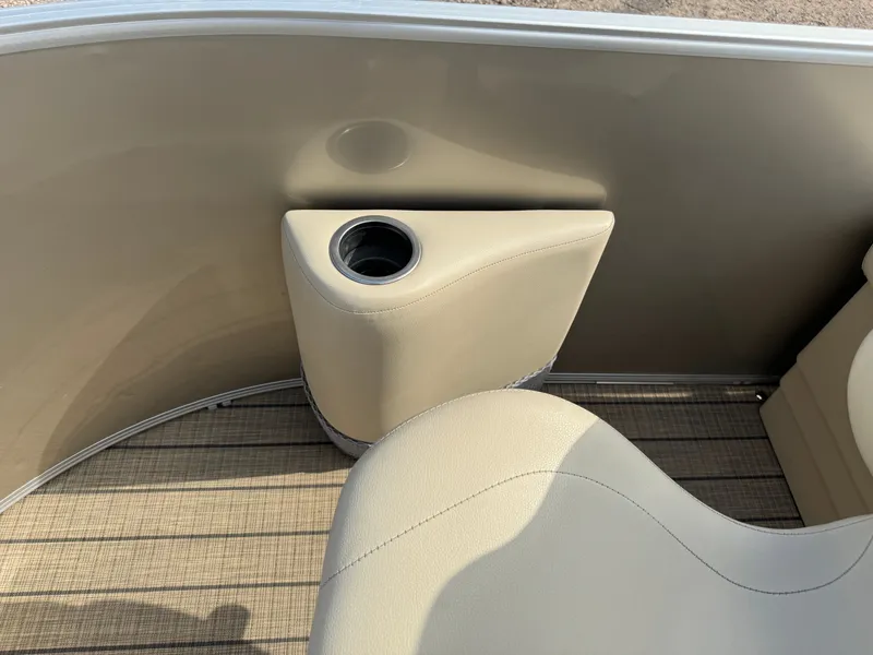 Slide: The Image of Sylvan Mirage 820 4-PT Pontoon 2018 - 19