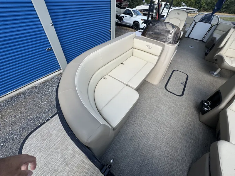 Slide: The Image of Manitou 23 Aurora LE RF VP II 2022 - 10