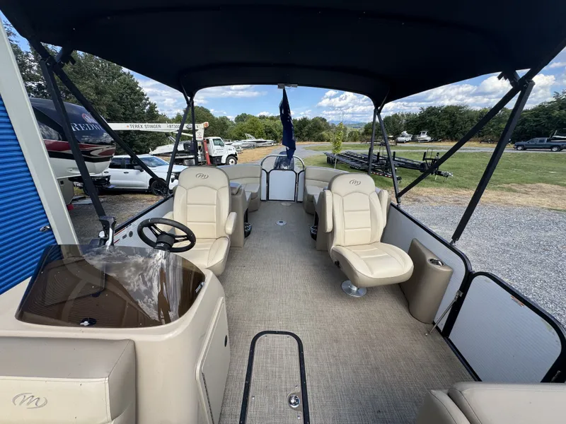 Slide: The Image of Manitou 23 Aurora LE RF VP II 2022 - 11