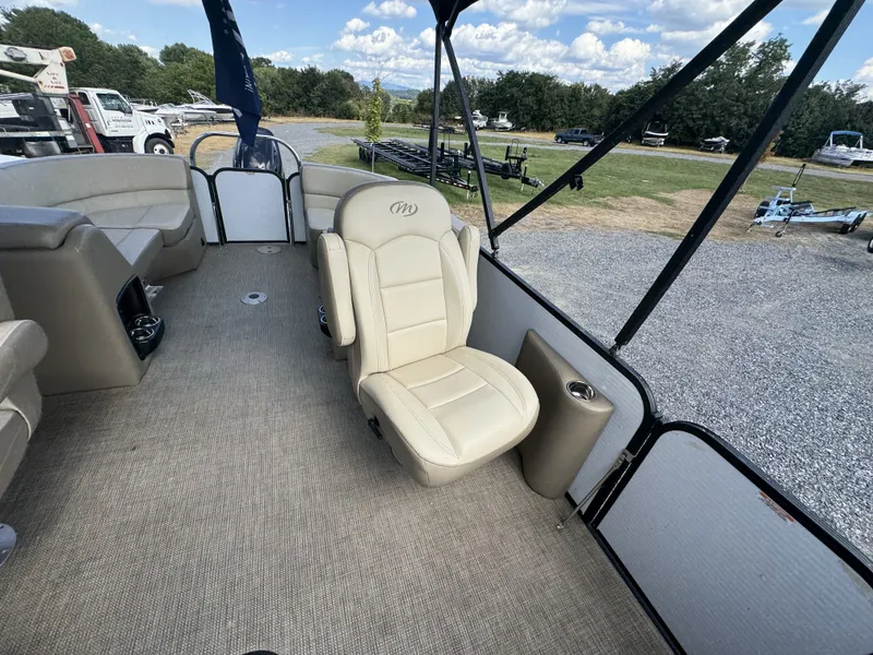 Slide: The Image of Manitou 23 Aurora LE RF VP II 2022 - 12