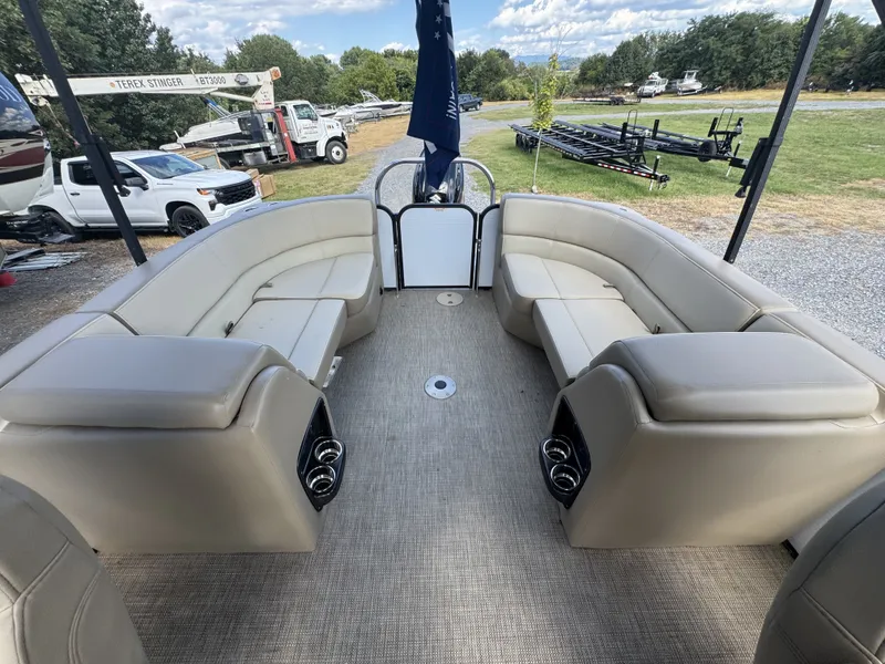 Slide: The Image of Manitou 23 Aurora LE RF VP II 2022 - 14