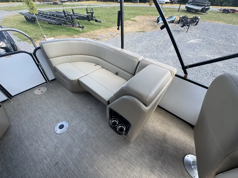 Slide: The Image of Manitou 23 Aurora LE RF VP II 2022 - 15