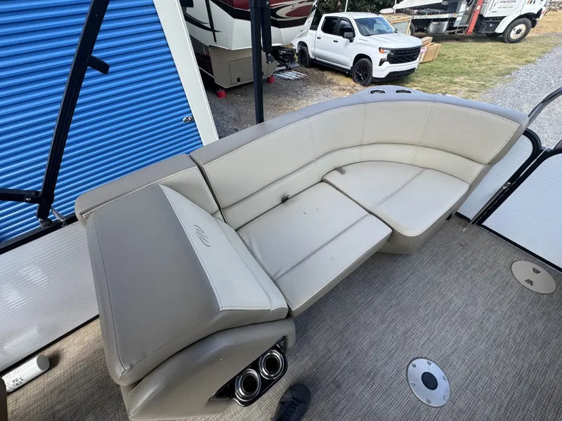 Slide: The Image of Manitou 23 Aurora LE RF VP II 2022 - 16