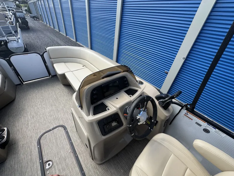 Slide: The Image of Manitou 23 Aurora LE RF VP II 2022 - 25