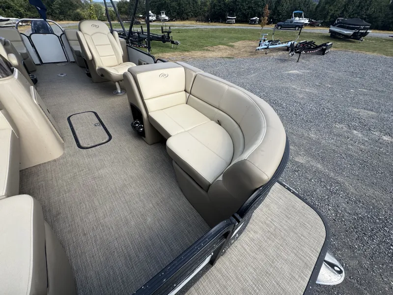 Slide: The Image of Manitou 23 Aurora LE RF VP II 2022 - 9